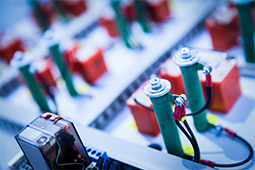 高效率 4 開關降壓-升壓控制器提供精確的輸出電流限制